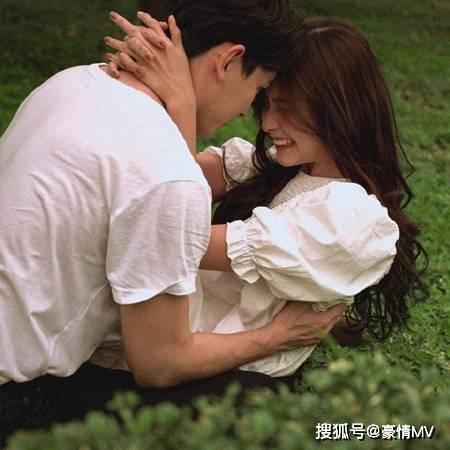 优雅跟岁月无关:86岁莫尼列白发苍苍,挽着69岁不婚儿子,很满足